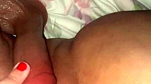 frotando mi clitoris grande con dildo feels so intense y wet