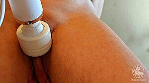 Ein Freund mit Batterien Vibrates My Shaved Milf Clit to Orgasm!