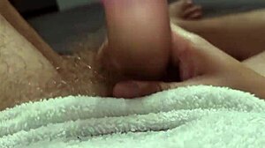 Ansima E Geme Sputando Sul Suo Grosso Cazzo Sega Lenta Intensa