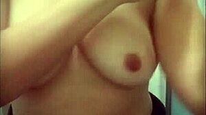 ¡Espiando a la profesora argentina meando en público durante viaje a México!