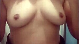 ¡Espiando a la profesora argentina meando en público durante viaje a México!