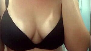 ¡Espiando a la profesora argentina meando en público durante viaje a México!