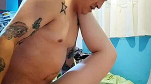 mi profe llegó con la verga duura y me abrió las piernas pa metermela toda adentro