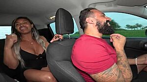 naquele passeio de carro eu só pensava em foder aquela ebony safada sem camisinha no banco de trás público