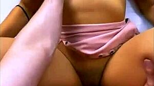 la madrastra se calienta tanto que su hijastro la agarra del pelo, le da una nalgada y sabe que debe repetir