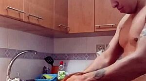 devorando la vagina jugosa de mi suegra en la cocina