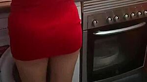 devorando la vagina jugosa de mi suegra en la cocina