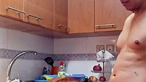 devorando la vagina jugosa de mi suegra en la cocina