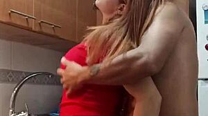 devorando la vagina jugosa de mi suegra en la cocina