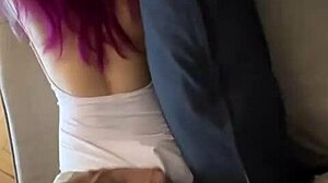 Mi hermanastro me sorprende y mete su verga en mi culo apretado