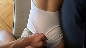 Mi hermanastro me sorprende y mete su verga en mi culo apretado