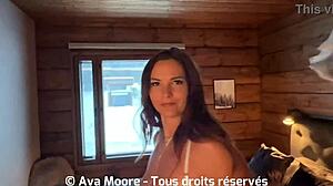 une jolie fille française explore son chalet en se masturbant et en utilisant un gode partout