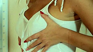 Teen lesbian licks and fingers girlfriend's wet pussy till explosive orgasm 💦👅