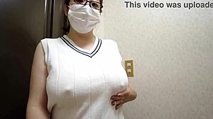 Married woman fingers herself in entrance secretly