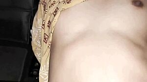 Ngentot istri tetangga di mobil, hampir ketahuan warga!