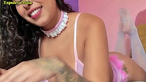 punheta guiada com espuleta maia brincando com pezinhos sujos e lingerie!