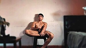 masturbacion sexy... that sexy bodybuilder strokes his monster cock so hot