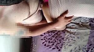 oye, esta vecina madura curvy latina me invita pa' doggystyle en su casa