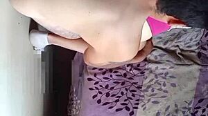 oye, esta vecina madura curvy latina me invita pa' doggystyle en su casa