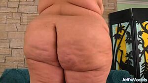 gigantic plump milf erin green stuffs toys deep in fat pussy to squirting orgasm