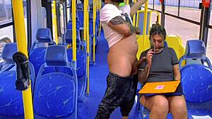 ACHOEI A MINHA VIZINHA NINFETA chupando rola no ônibus público