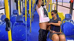 ACHOEI A MINHA VIZINHA NINFETA chupando rola no ônibus público
