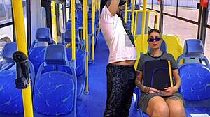 ACHOEI A MINHA VIZINHA NINFETA chupando rola no ônibus público