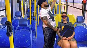 ACHOEI A MINHA VIZINHA NINFETA chupando rola no ônibus público