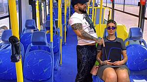 ACHOEI A MINHA VIZINHA NINFETA chupando rola no ônibus público