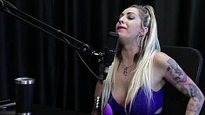 os clientes voltam porque ela se masturba desde nova, ate um ladrao de banco pagou com boquete - julia fontanelli no sheer red