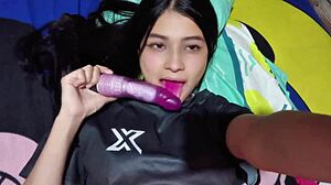 Colombian hottie fingers her juicy pussy so well
