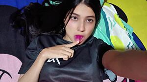 Colombian hottie fingers her juicy pussy so well