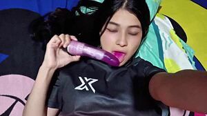 Colombian hottie fingers her juicy pussy so well
