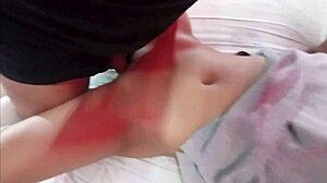 LE GOLOSA JOVENCITA NO PARA DE SENTONES MIENTRAS SU MADRE LLAMA!