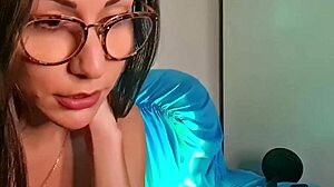 Hey safadinhos, watch this skinny teen camgirl provoke you hard