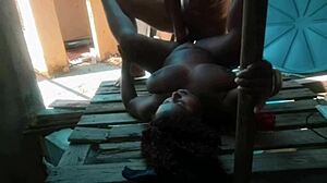 Quer ver essa gordinha ansiosa levando pauzão no cu em cima da palete? 😈