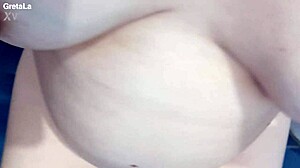 Ugh, questa troia italiana si rilassa proprio sul cazzo nel wc...