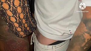 quer ver essa esposa safada esfregando sem camisinha no pauzão do novinho na cabine do hotel?