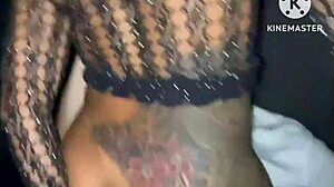 quer ver essa esposa safada esfregando sem camisinha no pauzão do novinho na cabine do hotel?