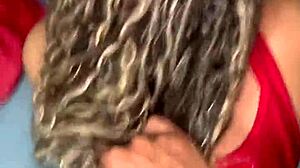 Famosinha casada sneaks bathroom fun with Flamengo player on vacation