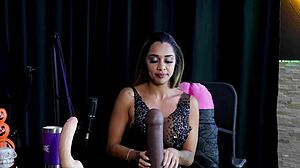 Morena safada shows off her boquete, strips naked flashing tits and pussy for exibisionismo!