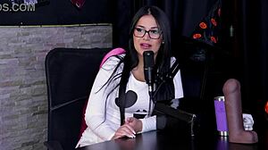 Morena safada shows off her boquete, strips naked flashing tits and pussy for exibisionismo!