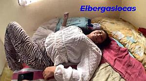 la chica coqueta con su gran culo latino se toma fotos prohibidas en el dormitorio y termina con polla dura en su coño mojado