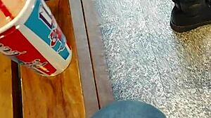 Chica infiel del centro comercial termina con creampie doggystyle en público
