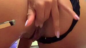 perdi a virgindade na punheta 🍆 vem ver essa rosa vermelha sangrando 😈