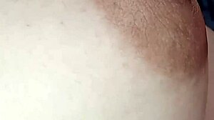 vuoi vedere il mio capezzolo da vicino mentre suono il piano?