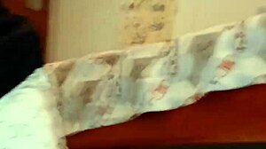sola en casa la latina se masturba el clítoris hasta squirtear en video casero