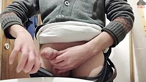 acabé muy rápido así que me puse a boludear un rato con mi monster cock