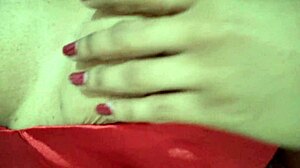jovencita fingers her big clit pussy before bed 🔥