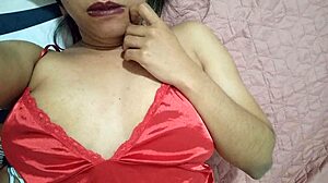 jovencita fingers her big clit pussy before bed 🔥